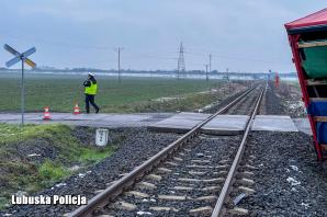 Śmiertelne zderzenie tira z pociągiem. Policjanci wyjaśniają okoliczności wypadku